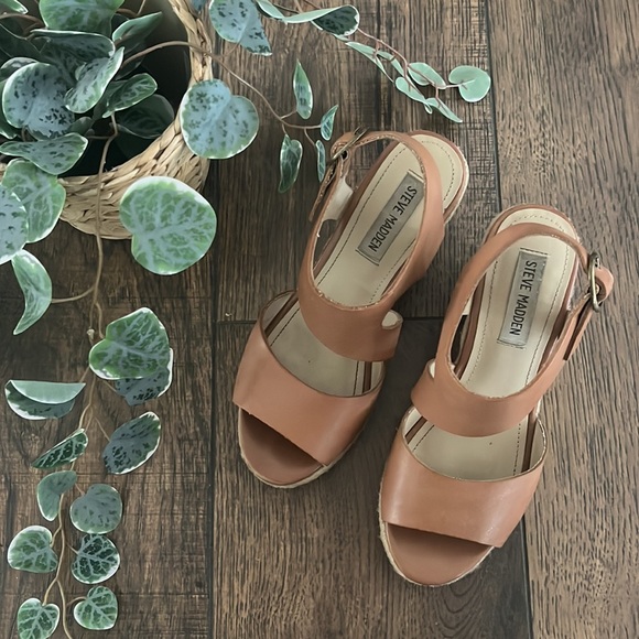 Steve Madden Wavi Wedge Sandals in Cognac - Picture 2 of 8